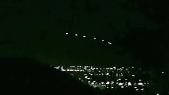 Pada tanggal 13 Maret 1997, serangkaian cahaya terang tak dikenal muncul di atas kota Phoenix, Arizona, dan tetap di sana, tidak bergerak sama sekali, selama berjam-jam. Angkatan Udara mengatakan bahwa lampu suar dijatuhkan untuk latihan. Namun, cahaya muncul kembali di atas Phoenix pada 2007 dan 2008. Masih belum dijelaskan. Foto: Reddit
