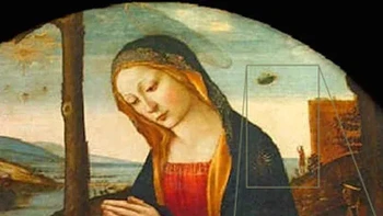 Ini adalah salah satu gambar tak terjelaskan paling terkenal sepanjang masa. Fokus utama gambar ini adalah Mary. Namun sesuatu yang menyeramkan melayang di atas bahu kirinya. Ada objek yang terlihat seperti UFO melayang di atas tebing. Tepat di bawahnya Anda bisa melihat seorang pria dan anjingnya melihat ke piring. Foto: Reddit