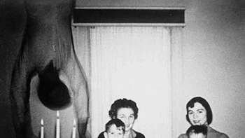 Seperti kebanyakan keluarga, keluarga Cooper pindah ke rumah baru mereka di Texas dan ingin mengambil foto keluarga yang sedang duduk bersama. Namun, saat foto diambil, sesosok tubuh tampak jatuh dari langit-langit. Karena penyelidikan lebih lanjut tidak memberikan penjelasan yang masuk akal, ada banyak spekulasi tentang apa yang terjadi. Foto: Reddit