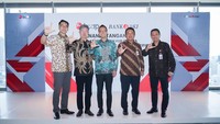 CEO MJL, Myoung Jun Lee (paling kiri), CEO BC Card Korea, Choi Wonseok (kiri), CEO BC Card Asia Pacific, Hong Seok Man (tengah), Direktur Teknologi dan Operasional Bank DKI, Amirul Wicaksono (kanan) dan Kepala Otoritas Jasa Keuangan Regional 1 DKI Jakarta & Banten, Roberto Akyuwen (paling kanan) berfoto bersama setelah seremonial penandatanganan Nota Kesepakatan antara PT Bank DKI dan BC Card Asia Pacific tentang penyediaan sistem dan layanan Acquiring bagi nasabah Bank DKI.