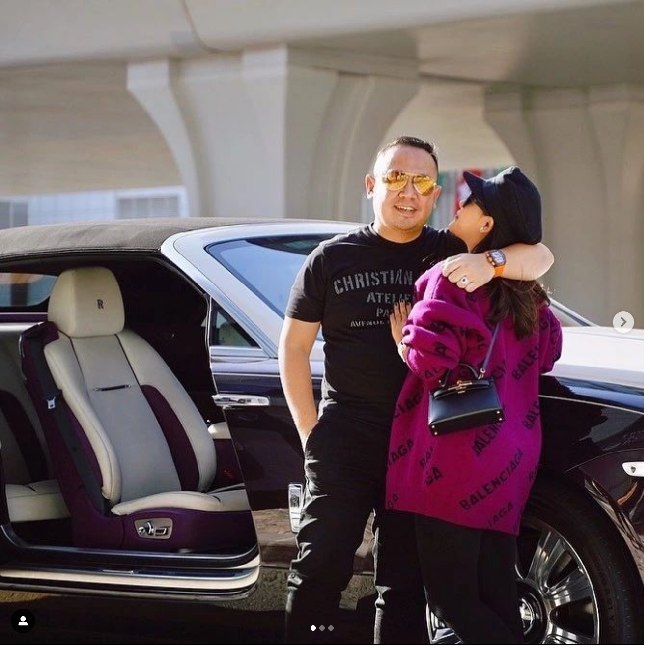 Melalui akun Instagram wahyukenzo88, pria yang mengelola perusahaan PT. Pansaky Berdikari Bersama itu juga suka berfoto dengan mobil mewah seperti Rolls Royce hingga liburan ke Dubai.  (Foto: Instagram)