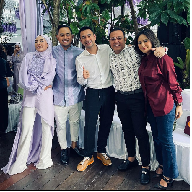 Pria bernama lengkap Dinar Wahyu Saptian Dyfrig ini juga pernah terlihat memakai kemeja Louis Vuitton saat berfoto bersama Raffi Ahmad. (Foto: Instagram)