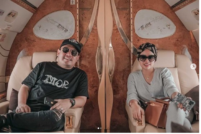 Selain memakai tas branded, kausnya pun dari rumah mode ternama, seperti Dior dan Louis Vuitton. (Foto: Instagram)