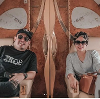 Selain memakai tas branded, kausnya pun dari rumah mode ternama, seperti Dior dan Louis Vuitton. (Foto: Instagram)
