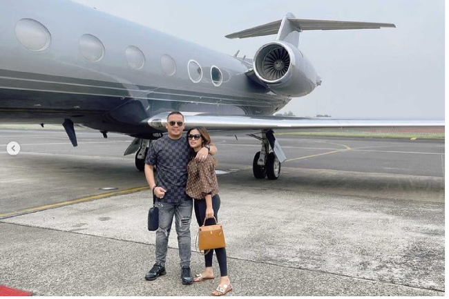 Unggahan Wahyu Kenzo kerap memperlihatkan Kenzo dan istri bepergian dengan jet pribadi. Tentu, gaya busana mereka juga maksimal. (Foto: Instagram)