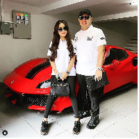 Saat foto di depan Ferrari dengan gaya kompak bersama Wahyu Kenzo, Anggie menenteng tas Hermes Birkin yang ukuran kecilnya saja bisa berharga ratusan juta rupiah. (Foto: Instagram)