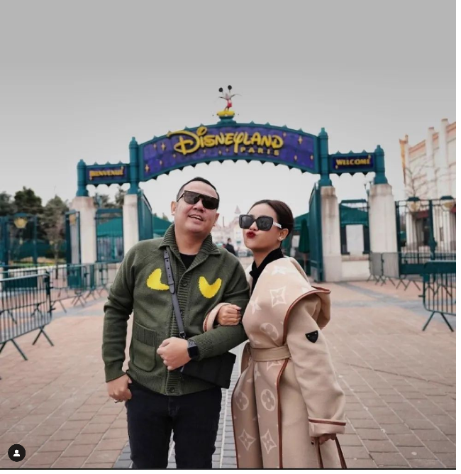 Penampilan sang istri tentu juga tak kalah mewah. Pakaian hingga aksesori semuanya dari luxury brand. (Foto: Instagram)