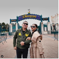 Penampilan sang istri tentu juga tak kalah mewah. Pakaian hingga aksesori semuanya dari luxury brand. (Foto: Instagram)