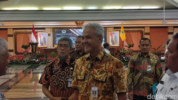 Gubernur Jawa Tengah (Jateng) Ganjar Pranowo usai memimpin rapat penanganan infrastruktur, Gedung Gradika, Jalan Pahlawan, Semarang, Rabu (8/3/2023).