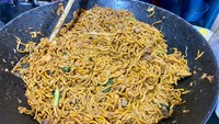 Warung makan ini berdiri sejak tahun 1977, namanya ternyata diambil dari nama sang pemilik warung, yaitu Abdullah Delima Sigli. Kini Warung Mie Banglades dijalani oleh generasi ketiga. Foto: detikFood
