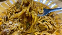 Seporsi Mie Banglades dibanderol dengan harga Rp 26.000, sudah termasuk topping daging dan telur. Kalau suka mie goreng nyemek, bisa pesan menu Mie Goreng Basah Daging dengan harga yang sama.  Foto: detikFood