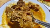 Seporsi Kari Kambing dengan kuah kari yang kental, dan potongan daging kambing yang banyak harganya sekitar Rp 27.000 saja. Foto: detikFood