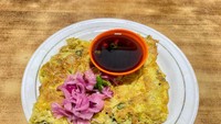 Tersedia menu Martabak Telur dengan harga Rp 12.000. Disajikan lengkap dengan acar bawang dan kuah cukanya yang mantap. Foto: detikFood