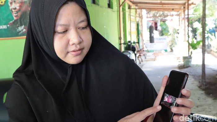 Guru pondok di Ponorogo menunjukan rekaman CCTV