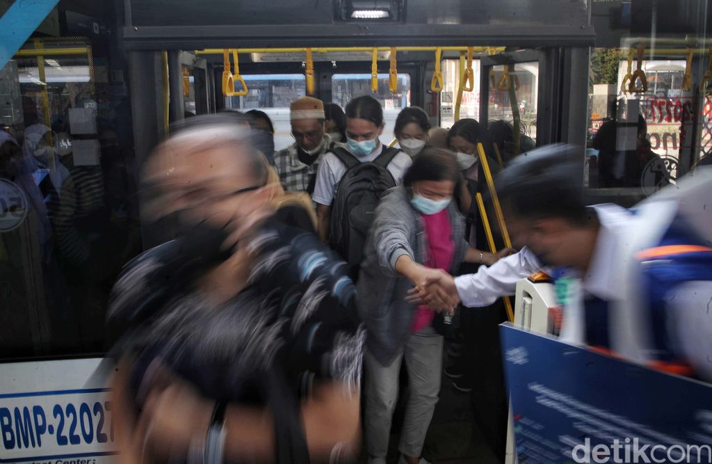 Halte TransJakarta Juanda, Jakarta Pusat, dibuka lagi setelah direvitalisasi. Tampil dengan wajah baru, Halte Juanda kini juga terintegrasi dengan Stasiun Juanda untuk naik KRL.