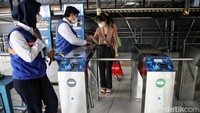Para pengguna KRL yang ingin menuju Halte Juanda dapat keluar lewat Pintu Selatan dan langsung melewati jembatan penghubung di sebelah kanan untuk masuk ke halte. Setelah melakukan tap-in, penumpang dapat turun lewat tangga dan langsung menuju halte.