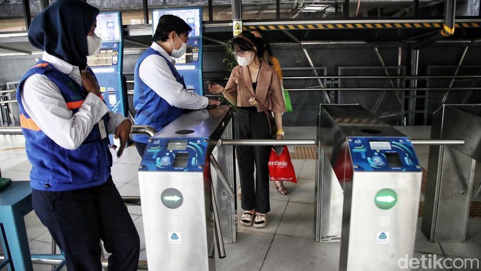 Halte TransJakarta Juanda, Jakarta Pusat, dibuka lagi setelah direvitalisasi. Tampil dengan wajah baru, Halte Juanda kini juga terintegrasi dengan Stasiun Juanda untuk naik KRL.