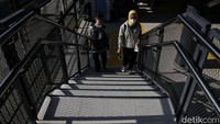 Sebaliknya, para pengguna TransJakarta yang ingin melanjutkan perjalanan dengan KRL bisa melewati tangga yang langsung terintegrasi dengan jembatan menuju Stasiun Juanda.