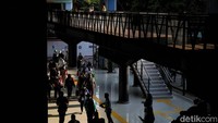 Meski sudah dibuka, ada beberapa bagian yang belum rampung direvitalisasi. Petugas juga terlihat masih merapikan beberapa bagian halte. Halte Juanda nantinya akan dilengkapi dengan lift, namun saat ini belum bisa digunakan.