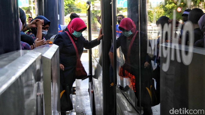 Halte TransJ Juanda Kini Terintegerasi Dengan Stasiun KRL Halte TransJakarta Juanda, Jakarta Pusat, dibuka lagi setelah direvitalisasi. Tampil dengan wajah baru, Halte Juanda kini juga terintegrasi dengan Stasiun Juanda untuk naik KRL.
