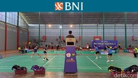 Para atlet muda terus berusaha memperlihatkan kemampuan terbaiknya di GOR Satria dalam usaha merintis jalan untuk menjadi pebulutangkis andalan di masa depan. Foto: Putra Rusdi/detikcom
