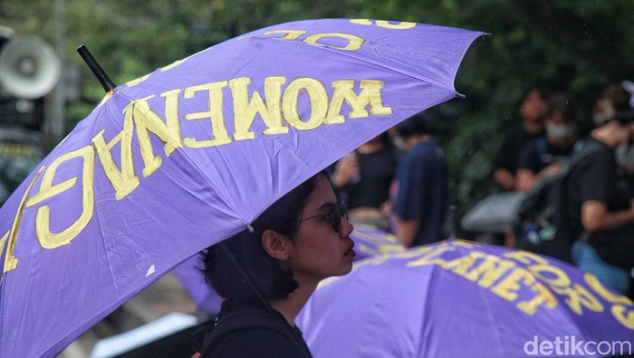 Hari Perempuan Internasional, Massa Beaksi di Patung Kuda Sejumlah orang memperingati Hari Perempuan Internasional (HPI) dengan berdemo di kawasan patung kuda dan area IRTI, Jl Medan Merdeka Selatan, Jakarta. Begini aksi mereka.