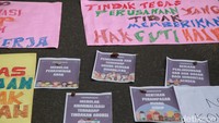 Salah satu poster bertuliskan tindak tegas perusahaan yang tidak memberikan hak cuti haid.