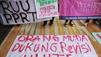 Ada juga poster yang menuntut pengesahan RUU PPRT.