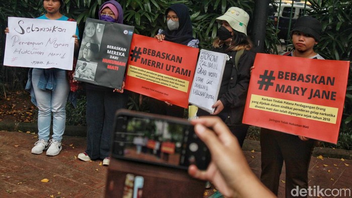 Sejumlah orang memperingati Hari Perempuan Internasional (HPI) dengan berdemo di kawasan patung kuda dan area IRTI, Jl Medan Merdeka Selatan, Jakarta. Begini aksi mereka.