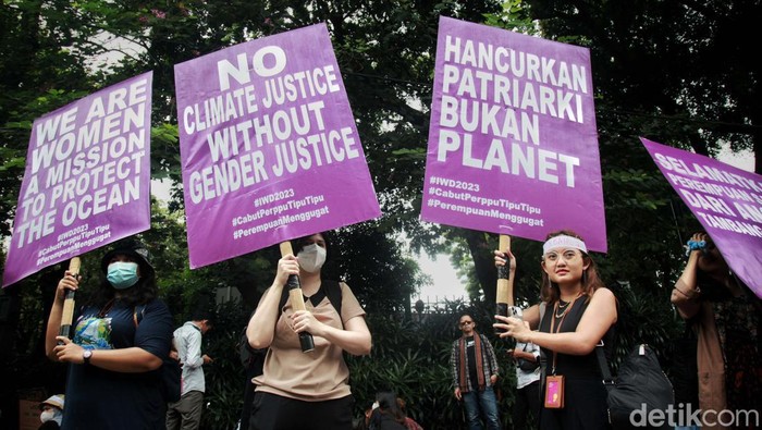 Hari Perempuan Internasional, Massa Beaksi di Patung Kuda Sejumlah orang memperingati Hari Perempuan Internasional (HPI) dengan berdemo di kawasan patung kuda dan area IRTI, Jl Medan Merdeka Selatan, Jakarta. Begini aksi mereka.