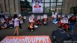 Hari Perempuan, Massa Bentangkan Poster Mencari Mbak Puan di Depan DPR