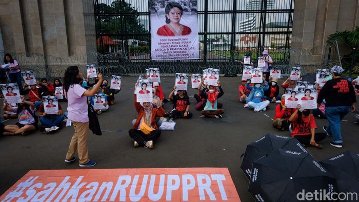 Hari Perempuan, Massa Bentangkan Poster Puan di Depan DPR Massa melakukan aksi di depan gedung DPR RI, Jakarta dalam rangka hari perempuan internasional. Poster bergambar Ketua DPR Puan Maharani turut dibentangkan.