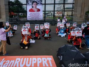 Hari Perempuan, Massa Bentangkan Poster Mencari Mbak Puan di Depan DPR