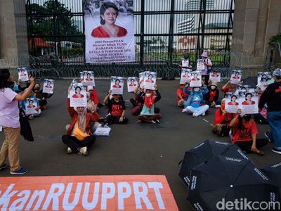 Hari Perempuan, Massa Bentangkan Poster Mencari Mbak Puan di Depan DPR