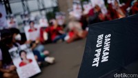 Massa perempuan mendesak DPR mengesahkan RUU Perlindungan Pekerja Rumah Tangga (RUU PPRT) menjadi UU.