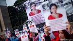 Hari Perempuan, Massa Bentangkan Poster Mencari Mbak Puan di Depan DPR