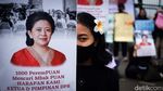 Hari Perempuan, Massa Bentangkan Poster Mencari Mbak Puan di Depan DPR
