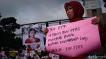 Hari Perempuan, Massa Bentangkan Poster Mencari Mbak Puan di Depan DPR
