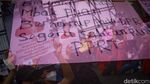Hari Perempuan, Massa Bentangkan Poster Mencari Mbak Puan di Depan DPR