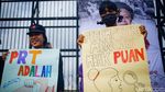Hari Perempuan, Massa Bentangkan Poster Mencari Mbak Puan di Depan DPR