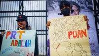 Salah satu peserta aksi membawa poster bertuliskan perempuan mencari Mbak Puan