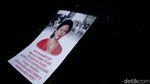 Hari Perempuan, Massa Bentangkan Poster Mencari Mbak Puan di Depan DPR