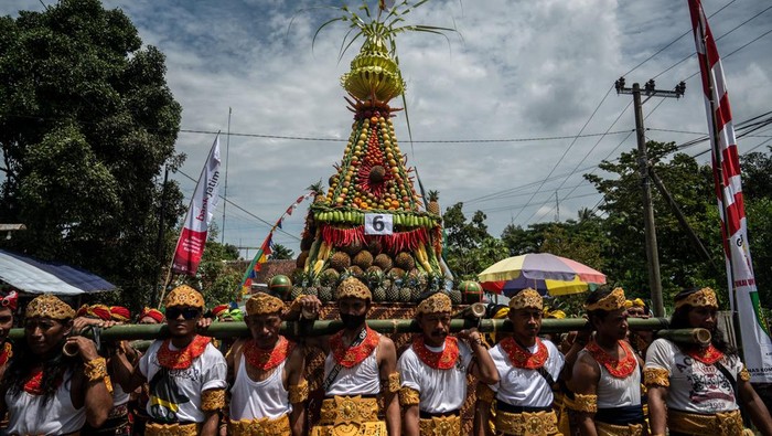 TOPSHOT - Participants parade with heaps of durians during the 'Kenduren' festival in Jombang, East Java on March 5, 2023. - The annual festival, held as thanksgiving for the good harvest of the fruit, attracts many tourists from the region. Grown across tropical Southeast Asia, the durian is hailed as the 