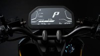 Skuter listrik tersebut menggunakan panel instrumen berukuran besar yang bisa dikoneksikan ke smartphone melalui aplikasi khusus bernama Wi-Box. Foto: Wuyang Honda.