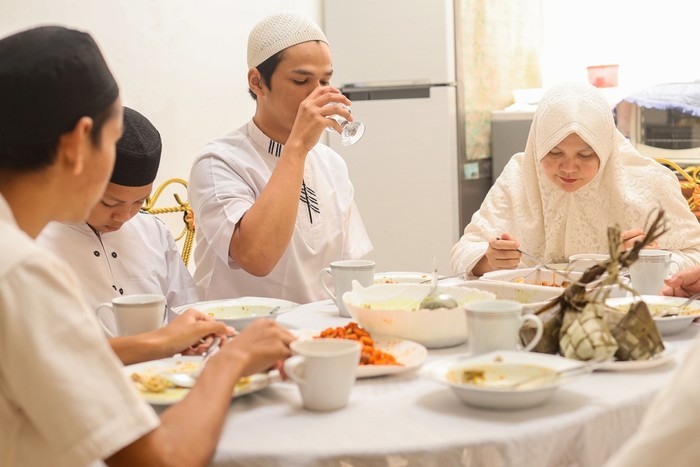 Nggak Cuma Segar, Ini Manfaat Buka Puasa dengan Air Kelapa