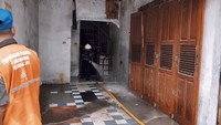 Pintu garasi rumah yang dicat warna cokelat pun sebagian telah berubah menjadi kehitaman. Setelah sampah diangkut, damkar menyemprot garasi tersebut (IG @humasjakfire)