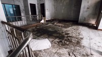Noda di lantai rumah Bu Mira tampak menghitam. (IG @humasjakfire)