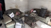 Perabotan dalam rumah Bu Mira juga sangat kotor. Sejumlah benda sudah ditandai (IG @humasjakfire)