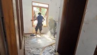 Setelah sampah terangkut, damkar mendapatkan bagian untuk menyemprot kotoran di kamar tersebut (IG @humasjakfire)