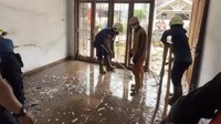 Pasukan damkar mengerahkan 1 unit truk bertekanan tinggi dalam pembersihan rumah Bu Mira. Tampak debu dan kotoran yang menempel di lantai langsung terangkat saat disemprot damkar (IG @humasjakfire)